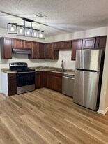 706 Shady Ln Dr, Unit D in Fort Walton Beach, FL - Building Photo