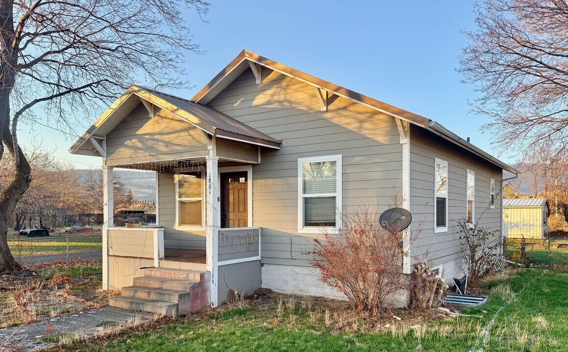 1801 Russell Ave in La Grande, OR - Building Photo