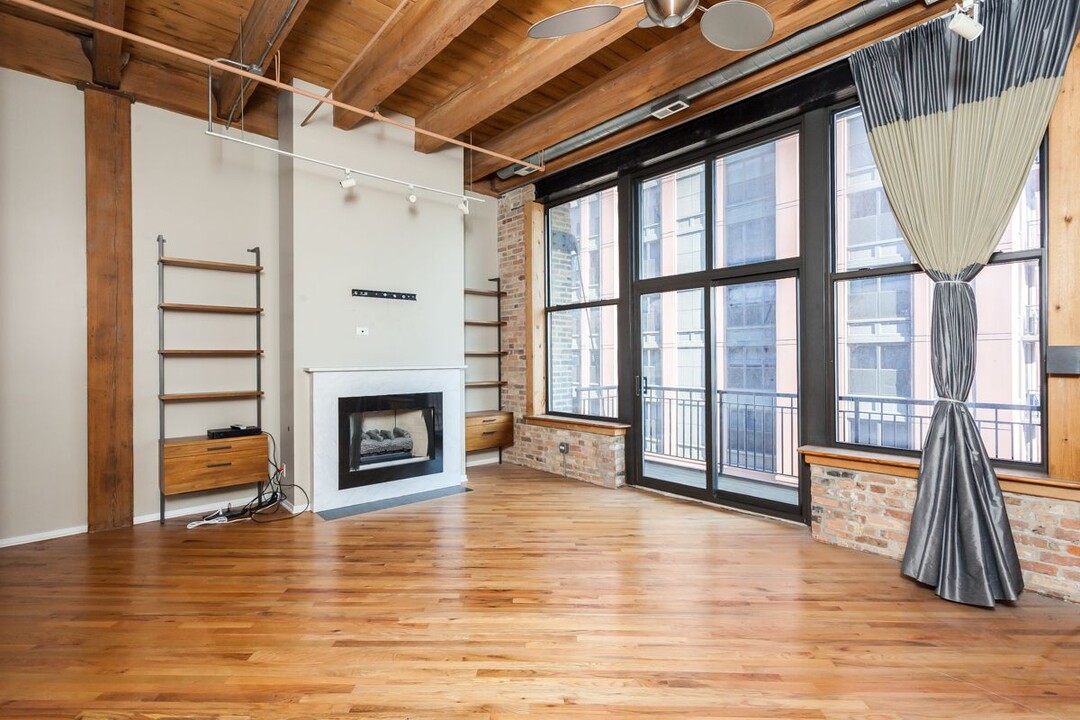 616 W Fulton St, Unit 503 in Chicago, IL - Building Photo