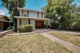 215 Ira Ave in San Antonio, TX - Building Photo - Building Photo