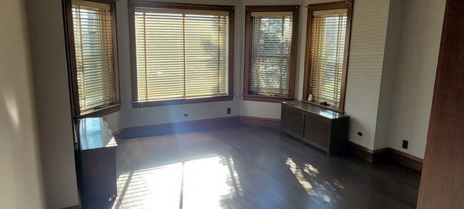 5228 W Hutchinson St, Unit 2 in Chicago, IL - Building Photo - Building Photo