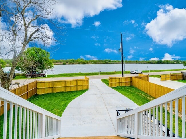 4620 N Railroad Ave in Hitchcock, TX - Building Photo - Building Photo