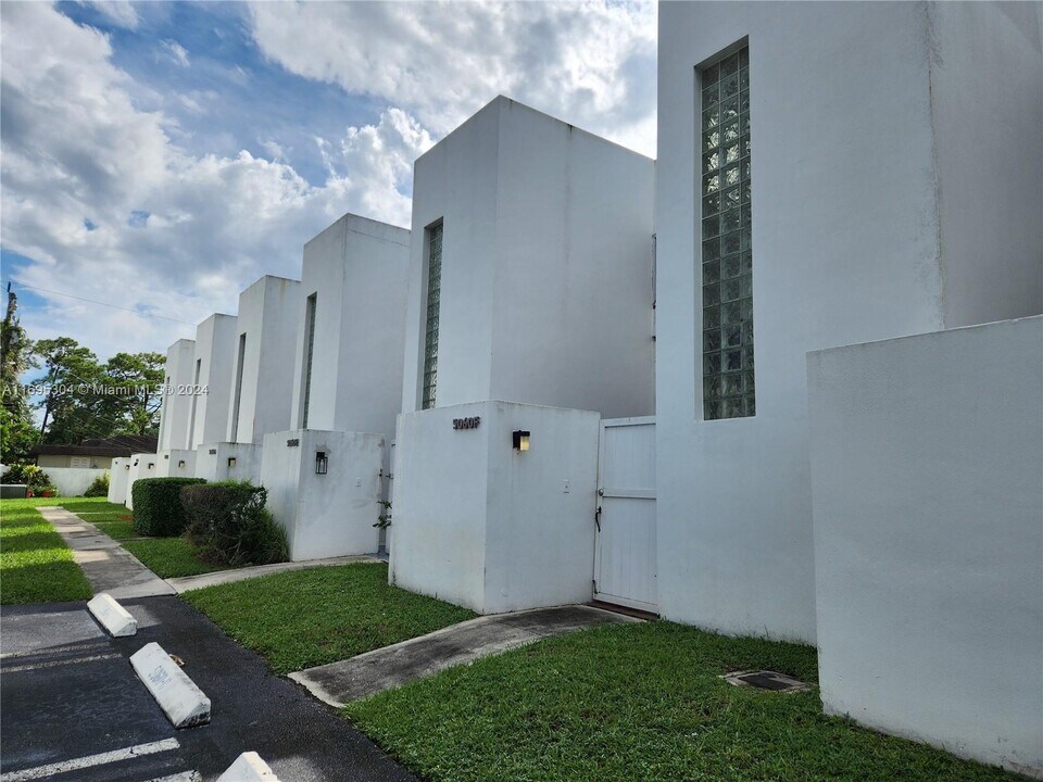 5060 Elmhurst Rd in West Palm Beach, FL - Building Photo