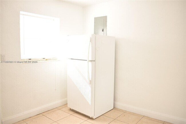 633 NW 6th Ct in Hallandale Beach, FL - Building Photo - Building Photo