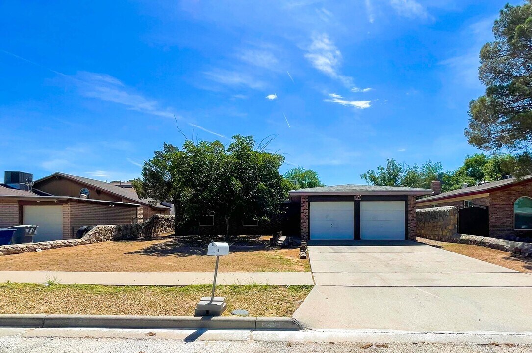 1818 Ron Cerrudo St in El Paso, TX - Building Photo