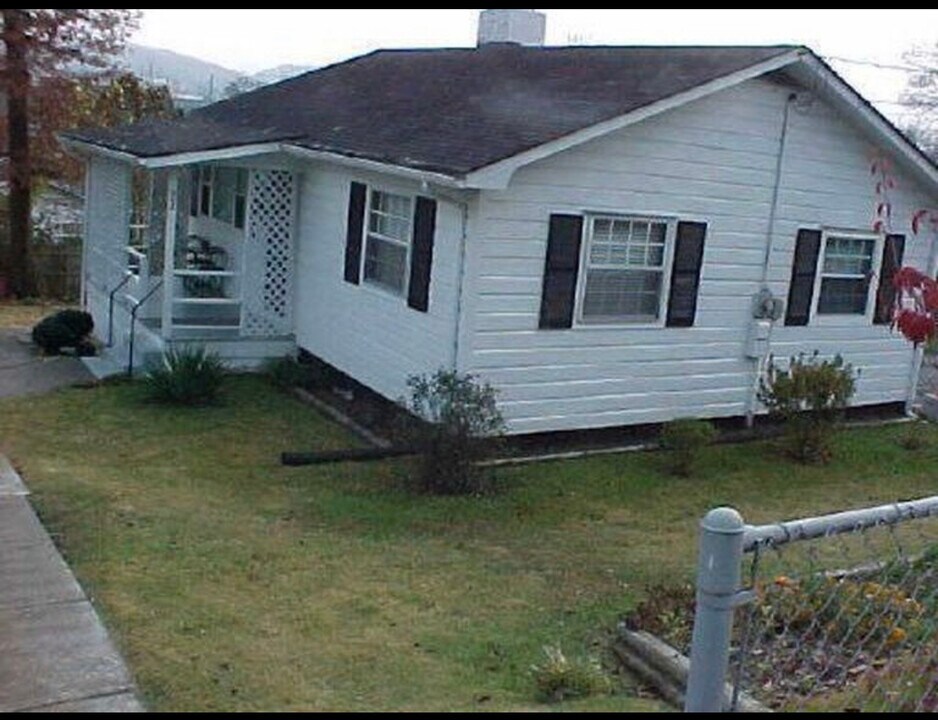 208 E Tennessee Ave in Oak Ridge, TN - Building Photo