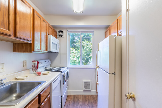 Columbia Grove Apartments in Arlington, VA - Building Photo - Interior Photo