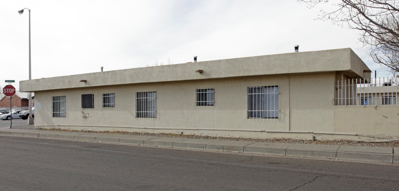 8915 Central Ave NE in Albuquerque, NM - Building Photo
