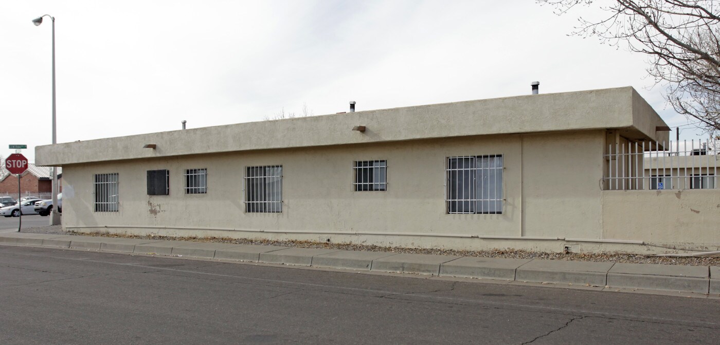 8915 Central Ave NE in Albuquerque, NM - Foto de edificio