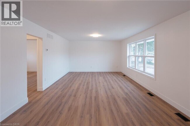 2137 Mt Forest Dr in Burlington, ON - Building Photo - Building Photo