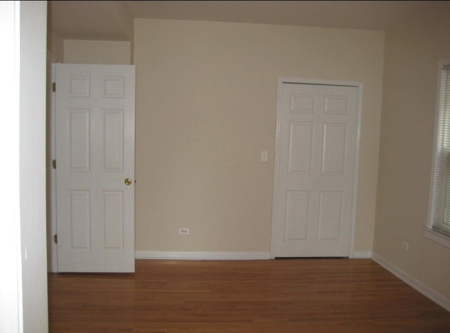 1915 Asbury Ave in Evanston, IL - Building Photo - Interior Photo