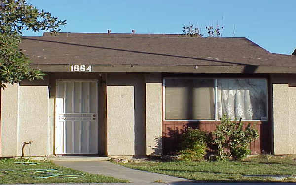 1664-1670 W Bonnie View Dr in Rialto, CA - Building Photo