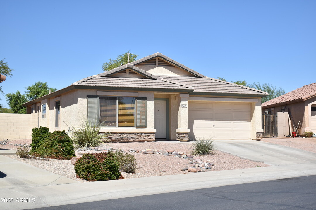 16034 W Bartlett Ave in Goodyear, AZ - Foto de edificio