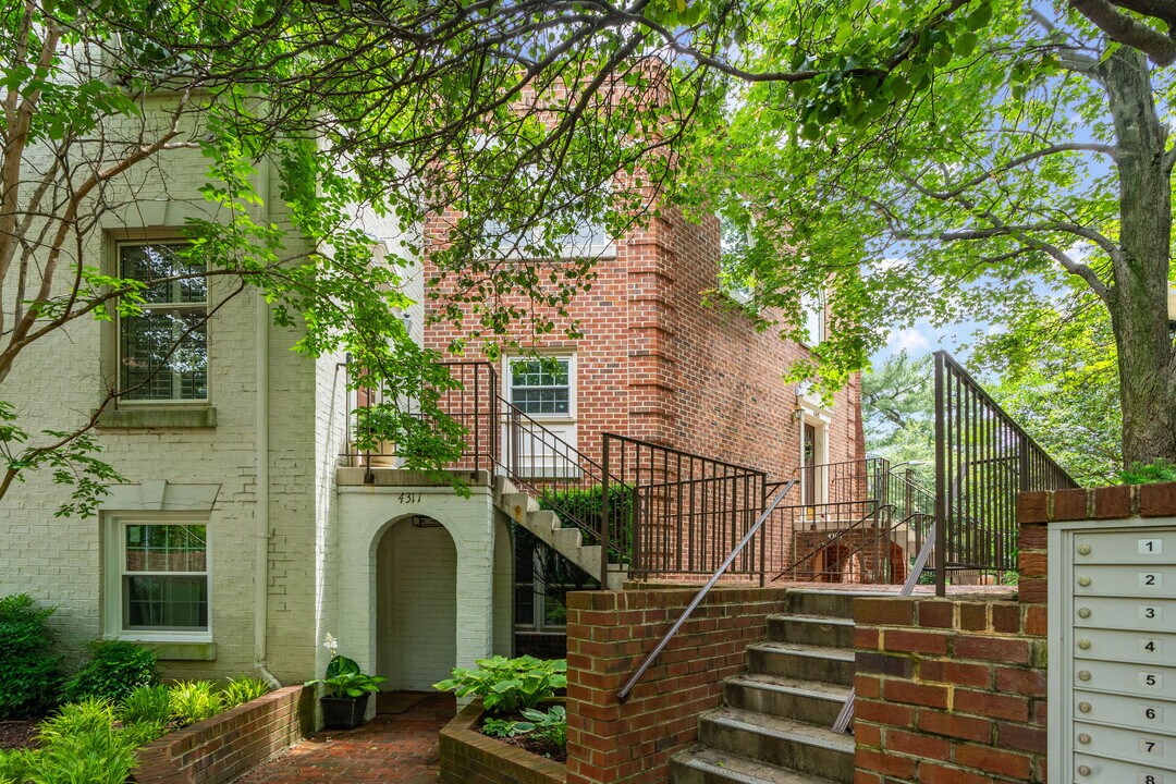 Ward Circle Condominiums in Washington, DC - Building Photo