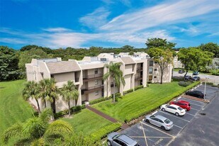 6301 N University Dr in Tamarac, FL - Building Photo