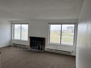 395 Parkchester Dr in Spring Creek, NV - Building Photo - Building Photo
