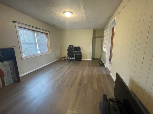 115 5th Ave W, Unit #2 in Alexandria, MN - Foto de edificio - Building Photo