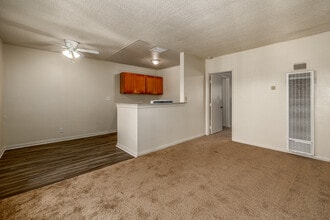 Borchard Apartments in Santa Ana, CA - Foto de edificio - Interior Photo