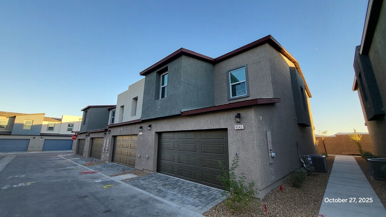 4943 Fern Mesa Ave in Enterprise, NV - Building Photo