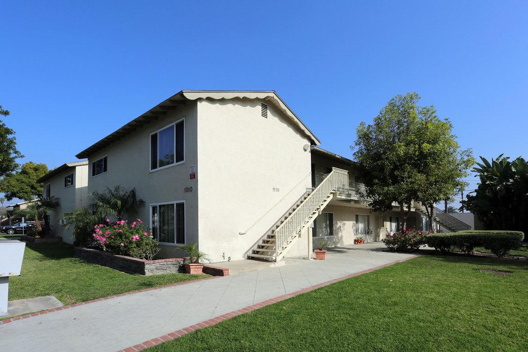 Malden Terrace Apartments in Fullerton, CA - Foto de edificio