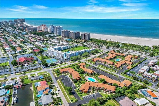 35 Greenbrier St in Marco Island, FL - Building Photo - Building Photo