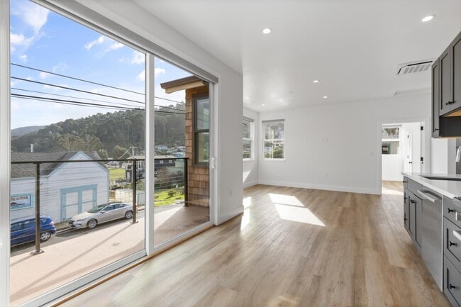 1200 Danmann Ave in Pacifica, CA - Building Photo - Building Photo
