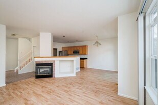 299 W Jamison Cir in Littleton, CO - Building Photo