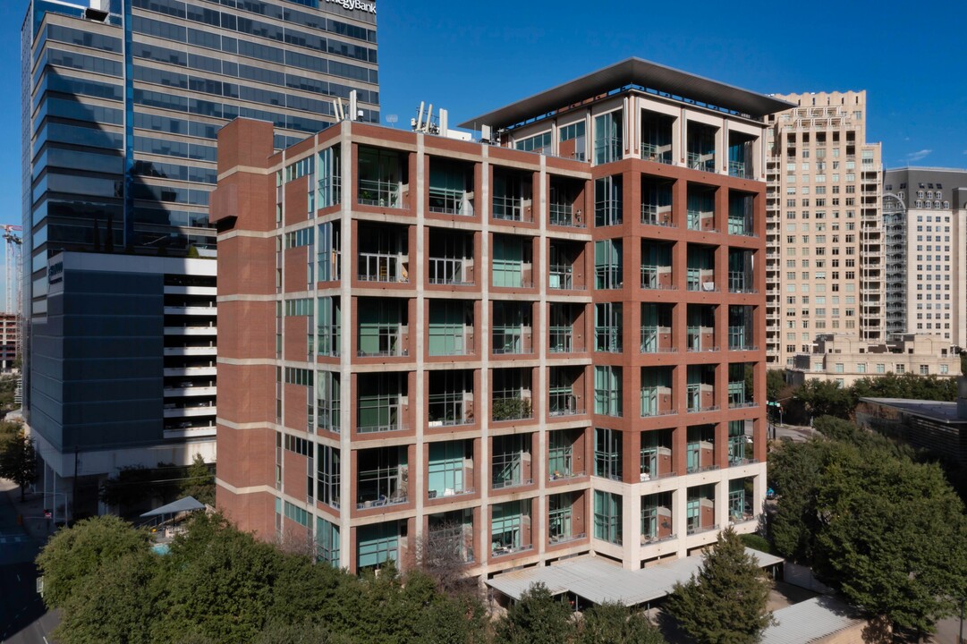 2011 Cedar Springs Rd in Dallas, TX - Building Photo