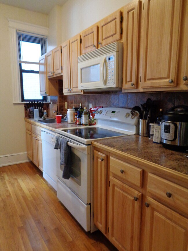 39 Carlton St, Unit 3 in Brookline, MA - Foto de edificio - Building Photo