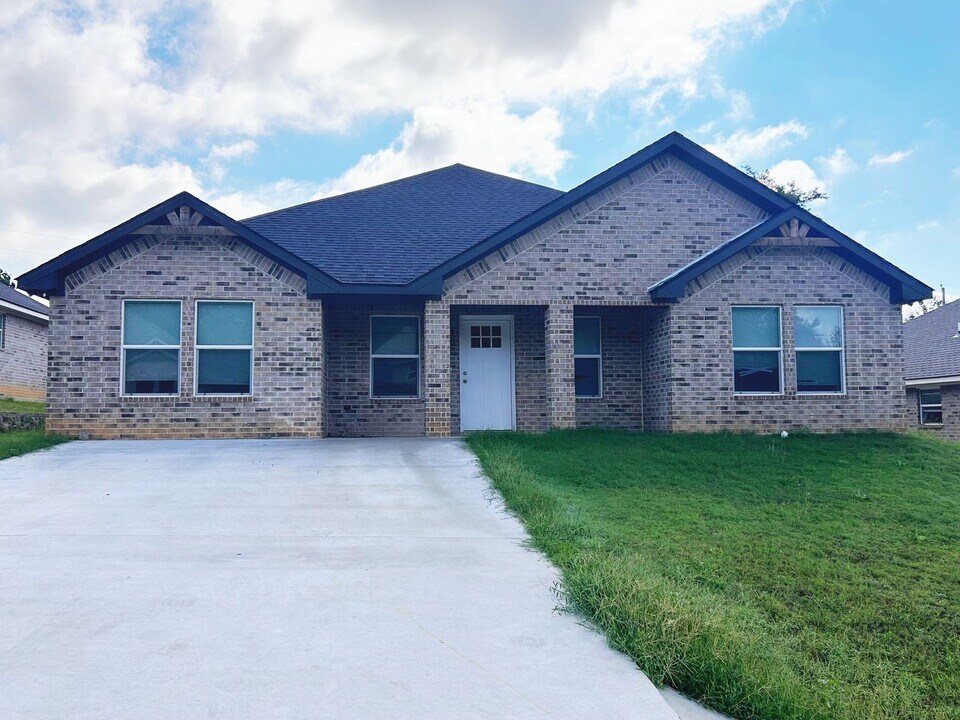 100 Watch Hl Dr in Durant, OK - Building Photo