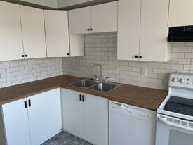 9 W St in Belleville, ON - Building Photo