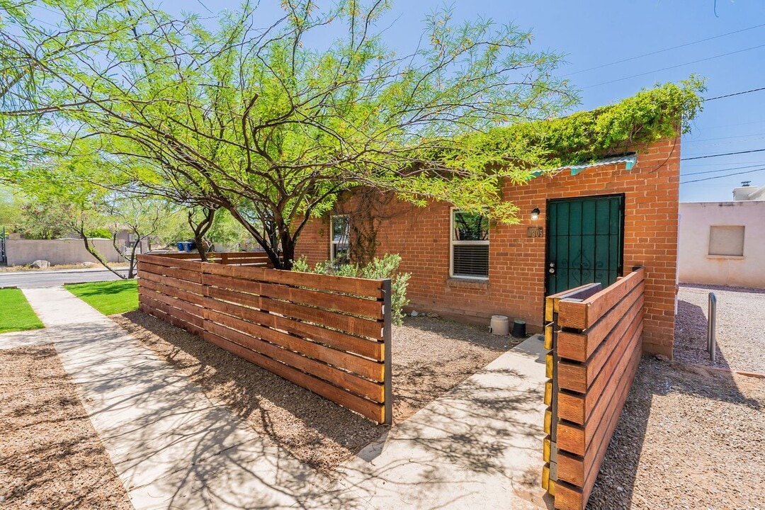 305-315 N Highland Ave in Tucson, AZ - Foto de edificio