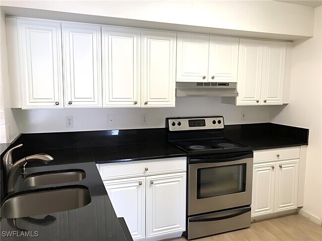 8255 Ibis Club Dr in Naples, FL - Building Photo - Building Photo
