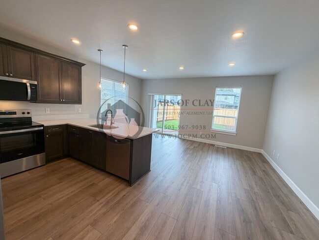 1333-1335 Oppek St NE in Keizer, OR - Foto de edificio - Building Photo