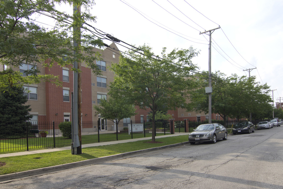 St. Ailbe Love Apartments in Chicago, IL - Foto de edificio