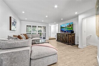 9552 Vía Venezia in Burbank, CA - Building Photo - Building Photo