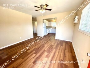 811 John Adams Dr in San Antonio, TX - Building Photo - Building Photo