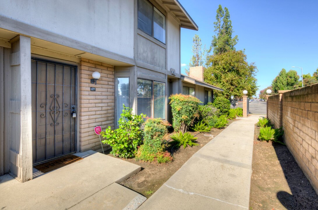 4676 E Alamos Ave in Fresno, CA - Building Photo