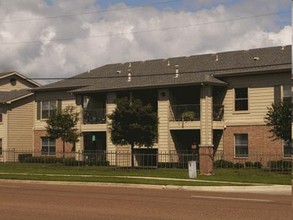 Pinnacle Pointe Apartments in Victoria, TX - Building Photo - Building Photo