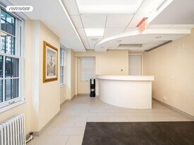 137 E 67th St in New York, NY - Building Photo