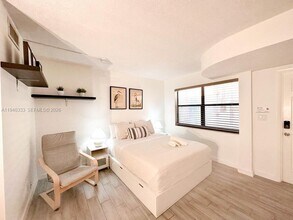 664 SE 20th Ave in Deerfield Beach, FL - Building Photo - Building Photo