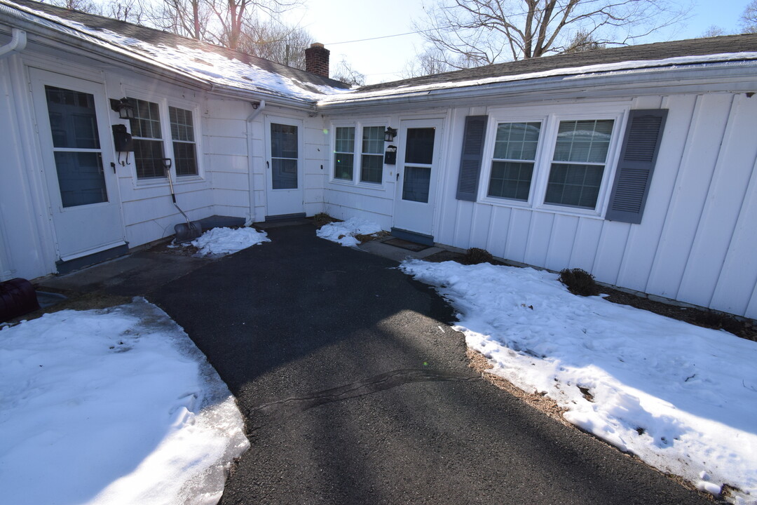 64 Essex St in Deep River, CT - Building Photo