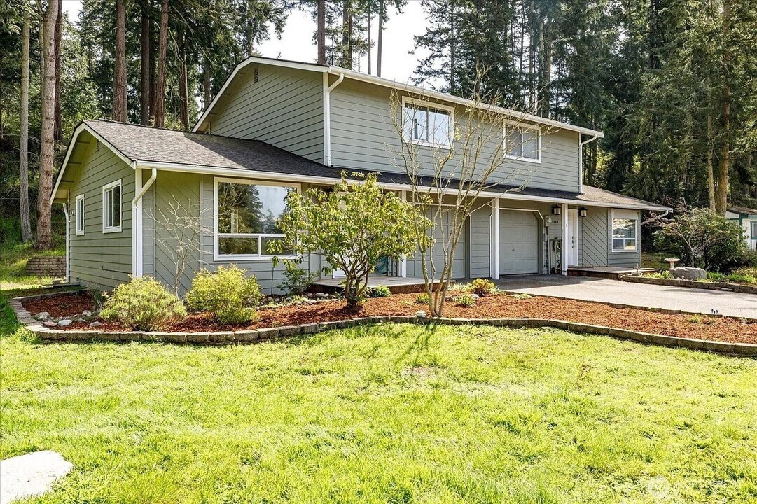 5865 Fish Road in Freeland, WA - Building Photo