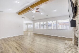 8126 Ceberry Dr in Austin, TX - Foto de edificio - Building Photo