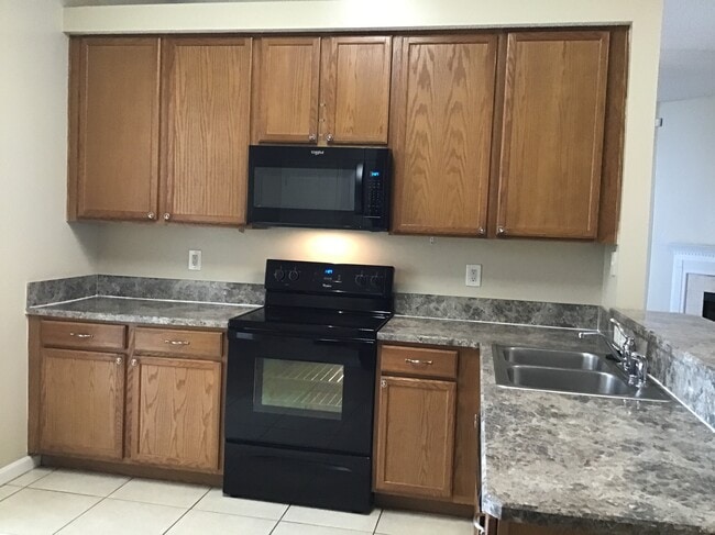 2038 Belhaven Dr in Orange Park, FL - Foto de edificio - Building Photo