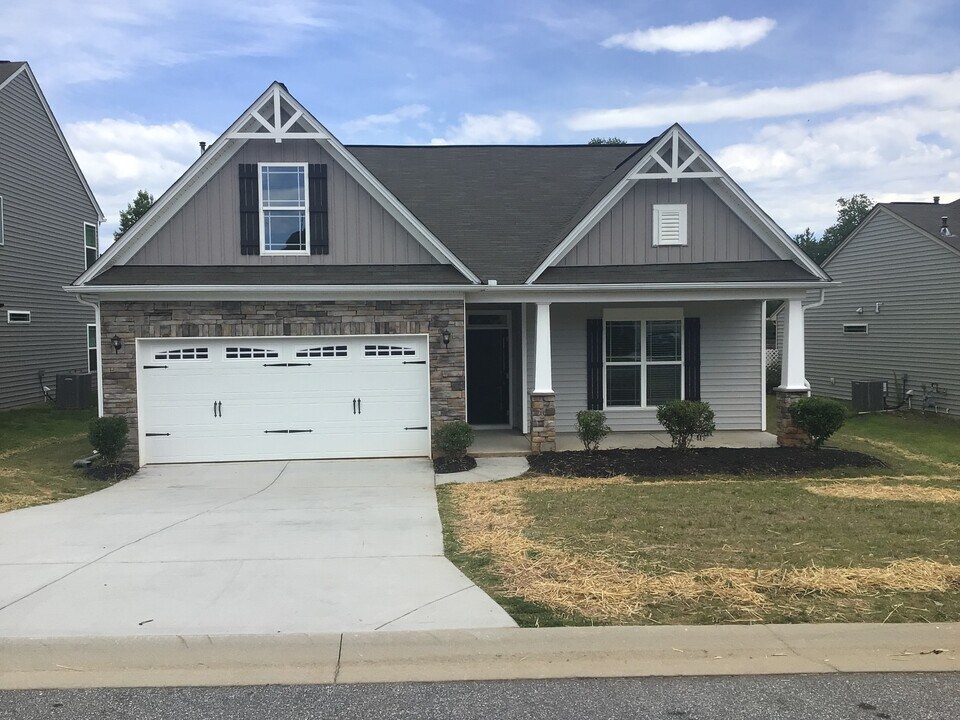 137 Caledonia Dr in Easley, SC - Building Photo