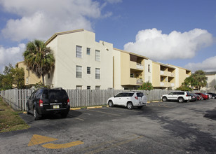 Los Suenos Condominium in Hialeah, FL - Building Photo - Building Photo