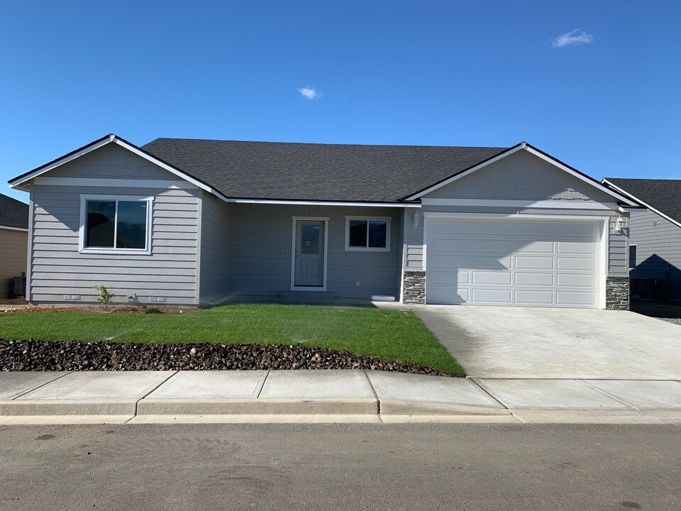 59 S Millbrook Lp in East Wenatchee, WA - Foto de edificio