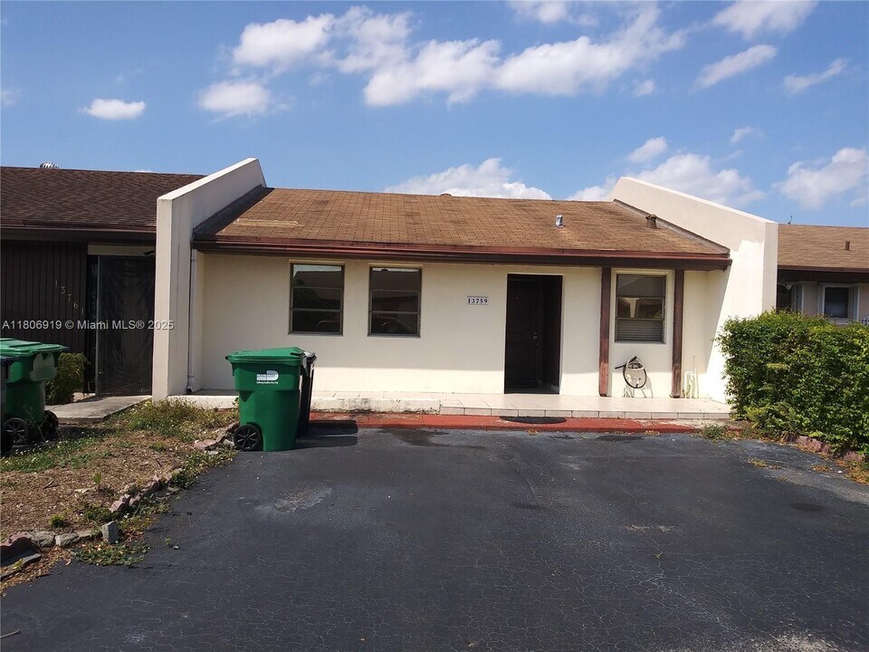 13759 SW 49th St in Miami, FL - Building Photo