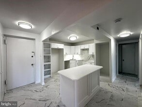 606 Cooper Landing Rd in Cherry Hill Township, NJ - Foto de edificio - Building Photo